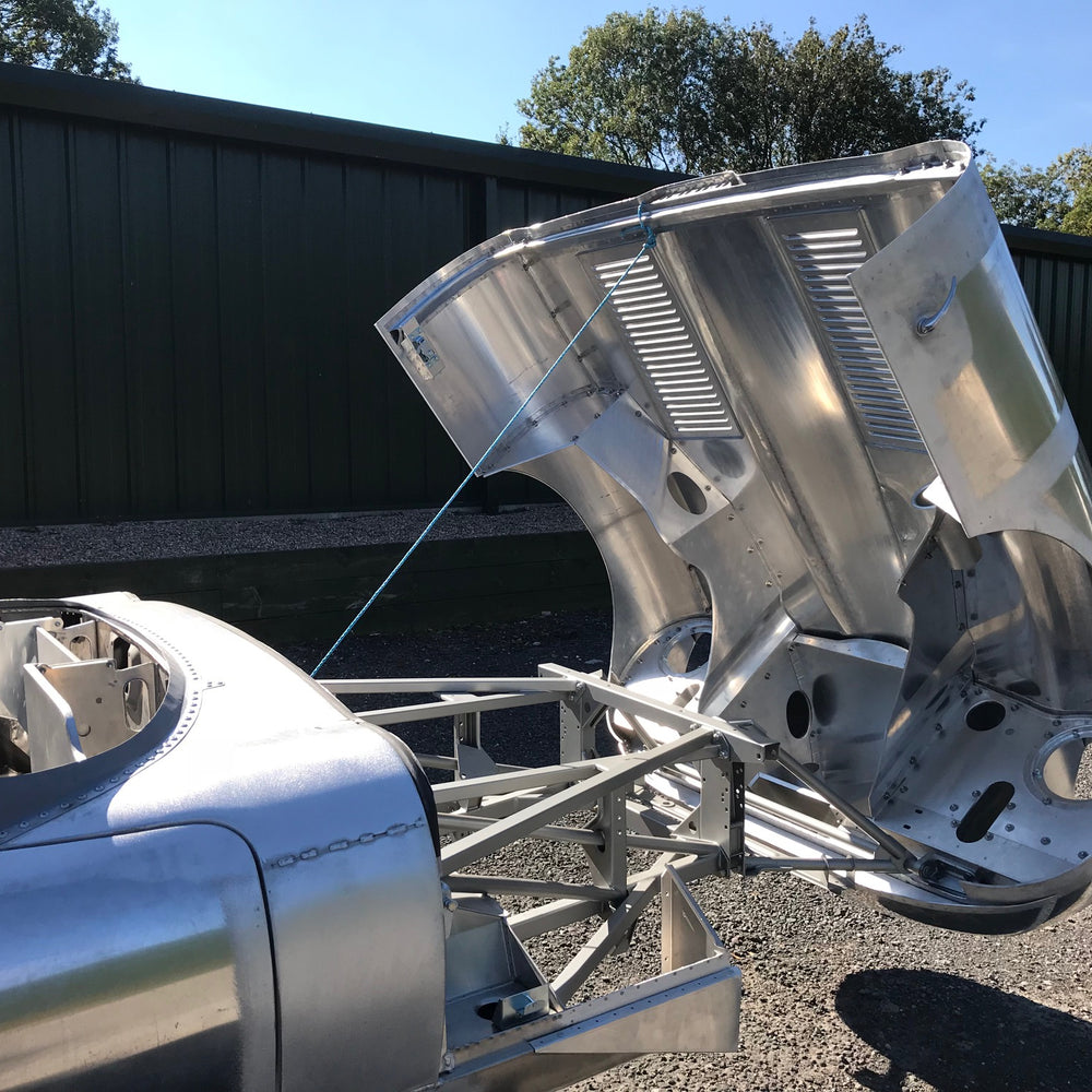 
                      
                        E-Type Jaguar "Lindner Nocker" Lowdrag Bonnet
                      
                    