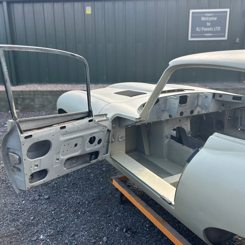 
                      
                        SPECIAL OFFER .........  Jaguar E-Type S1 4.2 FHC Original Body Shell
                      
                    